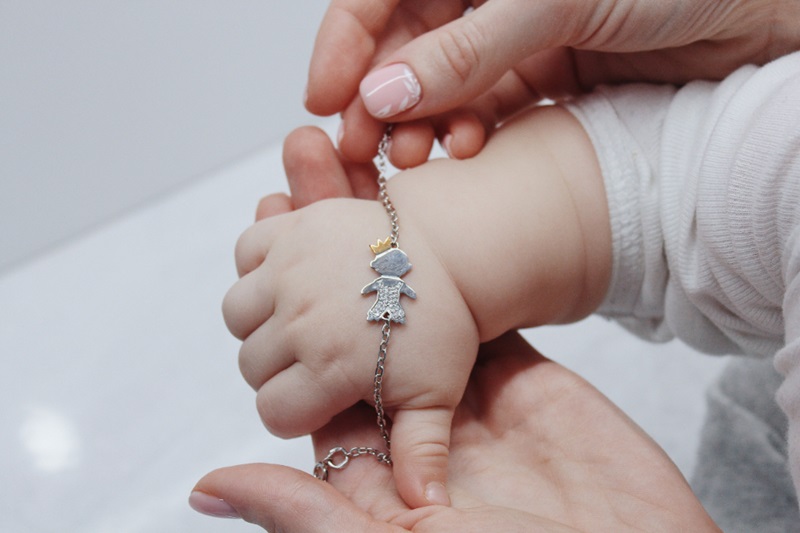 How to Choose the Stylish Baby Jewelry for Special Occasions